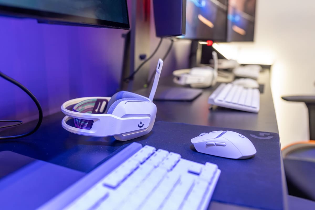 Teclado, mouse e monitor em exposição